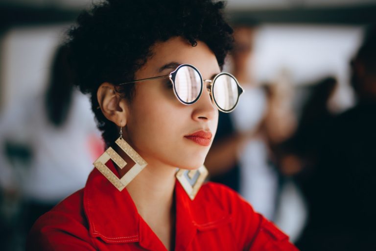 Femme portant une monture de lunettes soleil ronde