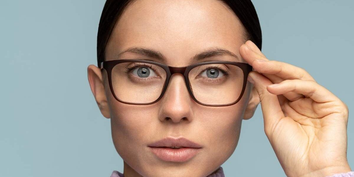 Femme portant des lunettes de vue brunes de forme rectangulaire