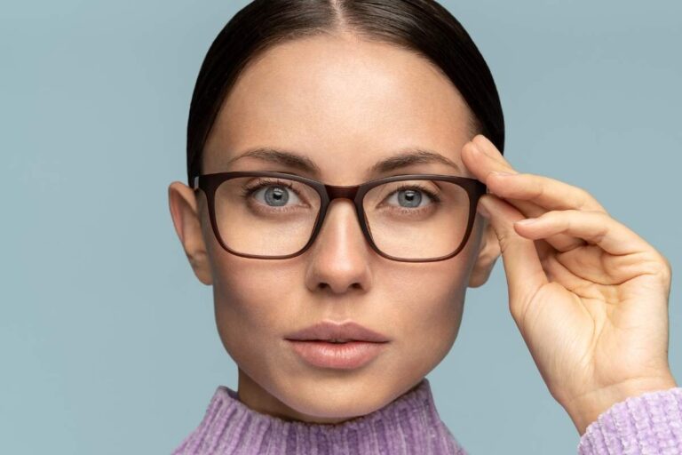 Femme portant des lunettes de vue brunes de forme rectangulaire